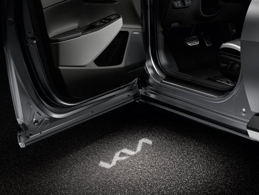 Instegsbelysning fram med Kia-logo, vit